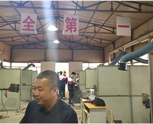 和靈石縣第一職業(yè)高中校領(lǐng)導(dǎo)在?？疾?
                                        class=