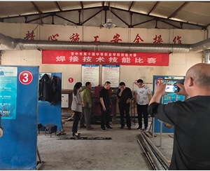 和靈石縣第一職業(yè)高中校領(lǐng)導(dǎo)在?？疾?
                                        class=